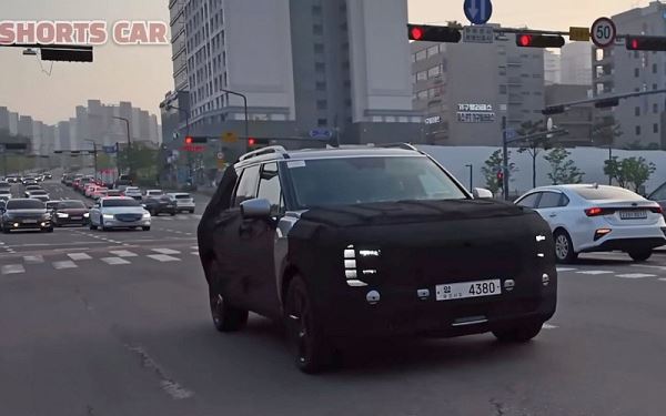 Новый Hyundai Palisade с почти не прикрытой оптикой проехался на камеру