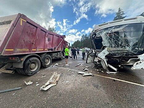 Под Петербургом КамАЗ врезался в автобус с 15 пассажирами