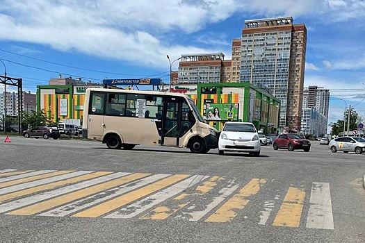 В Хабаровске в результате ДТП с автобусом пострадали женщина и двое подростков