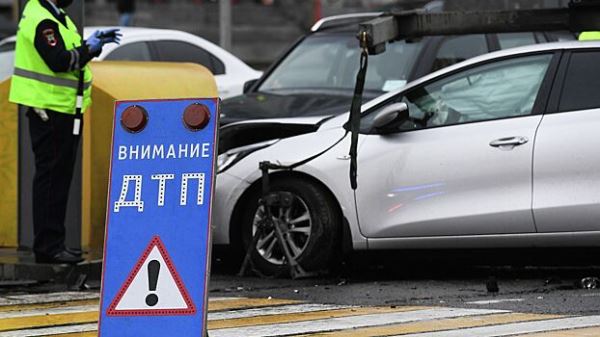 В Москве на Новорязанском шоссе микроавтобус врезался в грузовик