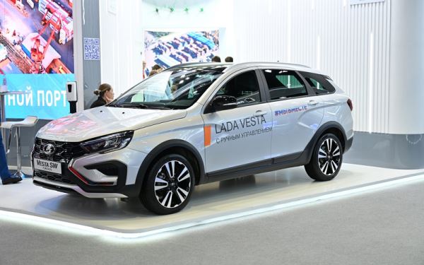 АВТОВАЗ представил новую LADA Vesta ручным управлением.