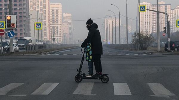 В Калуге установили личность самокатчика, который мог сбить женщину с младенцем