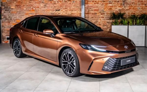 Toyota Camry нового поколения выходит на европейский рынок